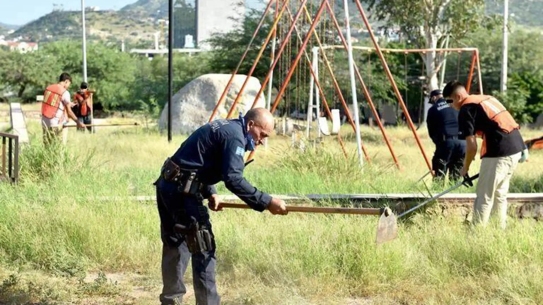 Menores infractores limpian espacios públicos